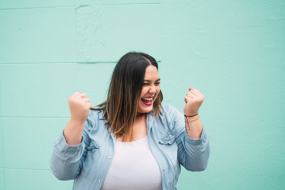 bariatric-blog Woman in denim shirt with turquoise background